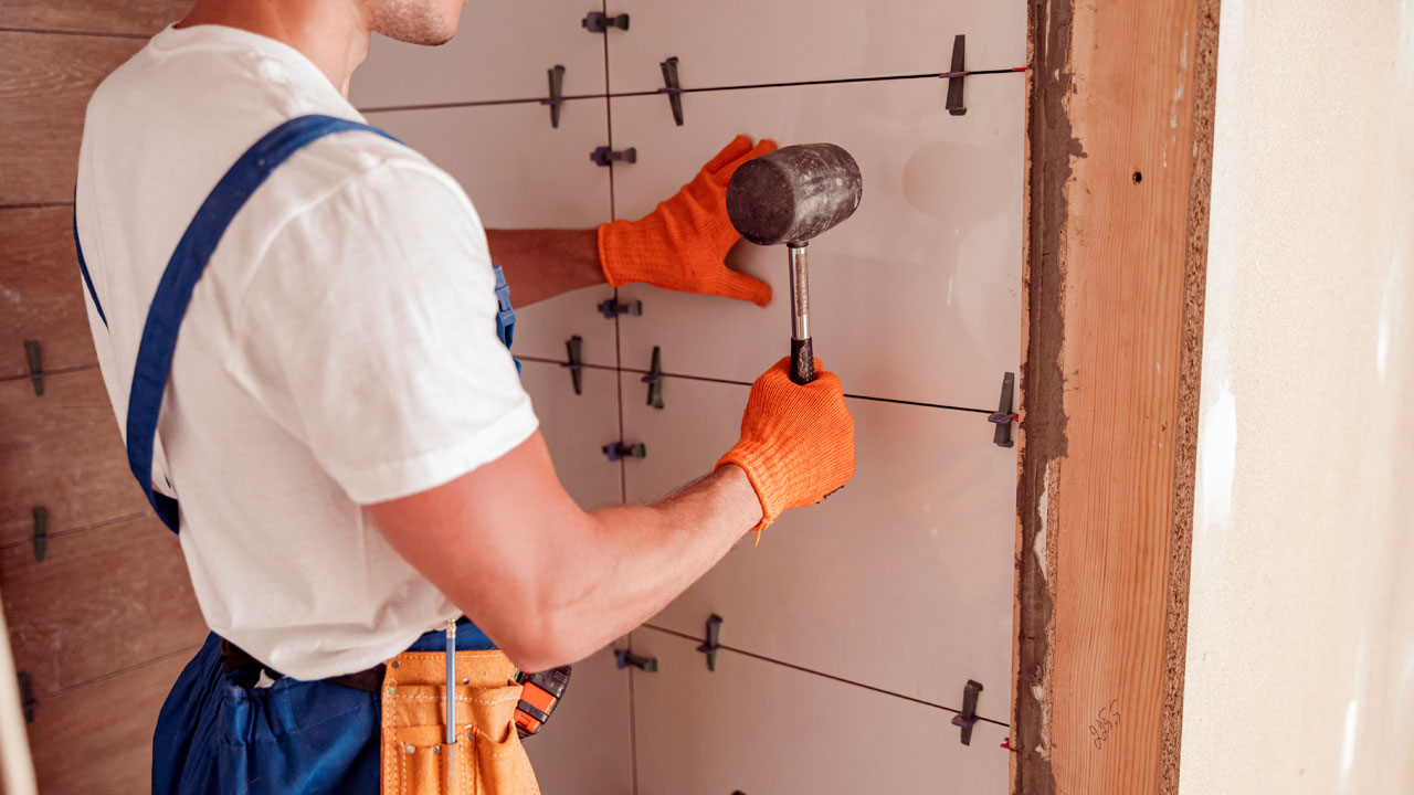 Colocación de suelos y alicatado de paredes